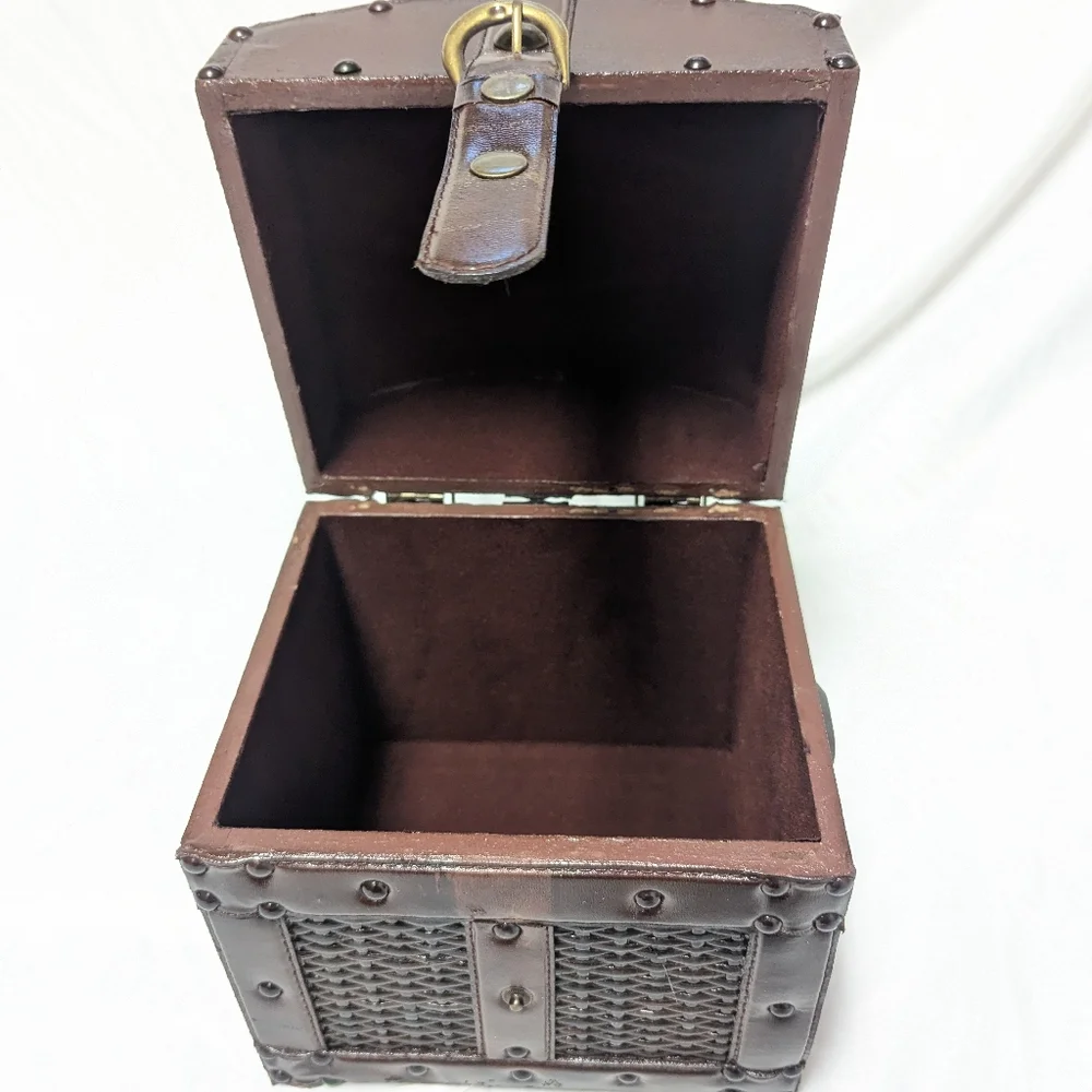 Vtg 80s Hinged Wicker Riveted Wooden Box Sm 8x7x9 Dome Lid Snap Closure READ